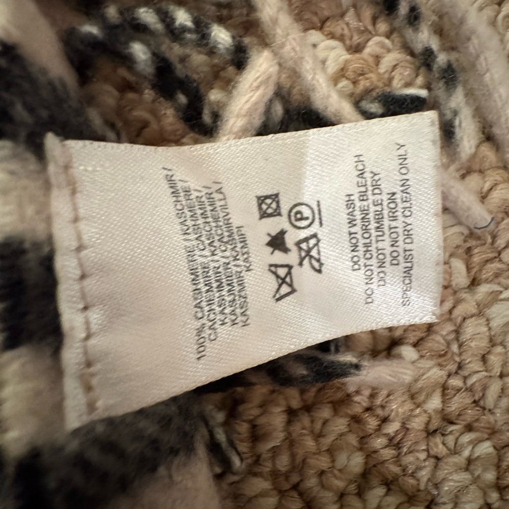 Burberry Classic Fringe 100% Cashmere Scarf - Picture 5 of 6